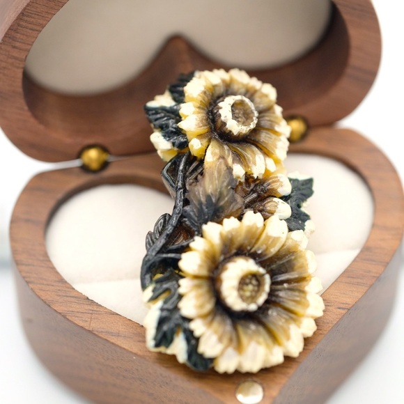 Super Sweet Flower Brooch - Picture 1 of 6